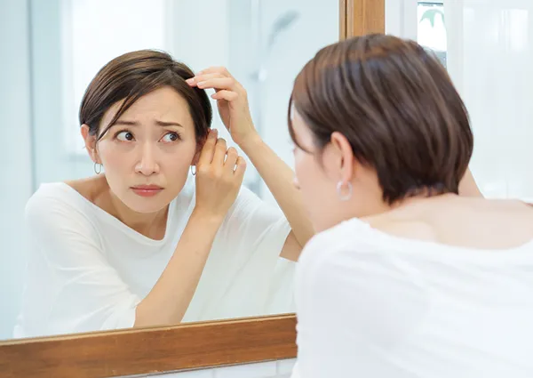 薄毛に悩む女性
